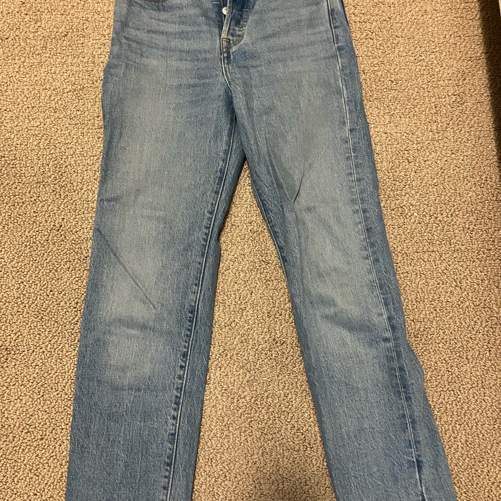 Levi’s wedgie straight size 23. Great for a short person 5’1